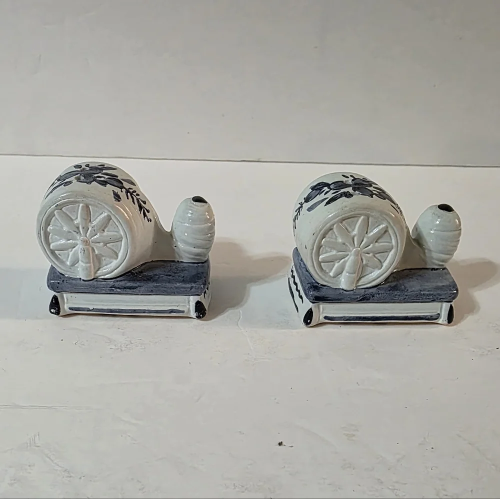 Vtg Spinning Wheel Salt Pepper Shaker Set Blue White Floral Pattern